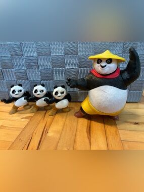 Kung Fu Panda Family Playset - Black & White Panda Figures (DreamWorks)